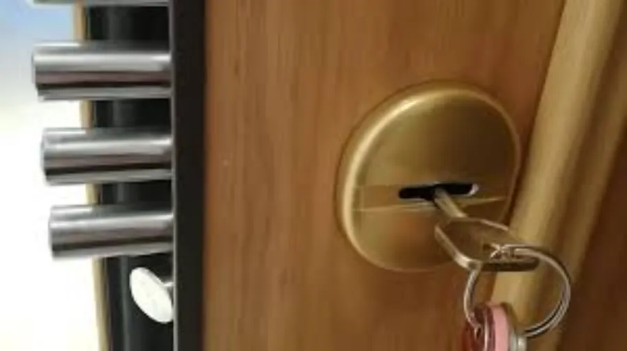 Puerta acorazada con cilindro de latón y llave puesta